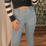 Calça jeans lisa com botão dourado