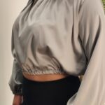 Blusa de cetim com gola alta fechada