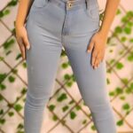 Calça Jeans com botão dourado com riscado