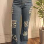 calça  jeans wide leg rasgada com botão dourado