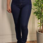 Calça jeans escuro flare riscada barra desfiada